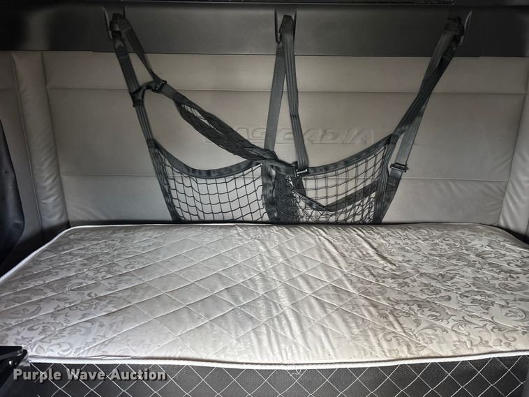 image for item YA1507 2019 Freightliner Cascadia semi truck