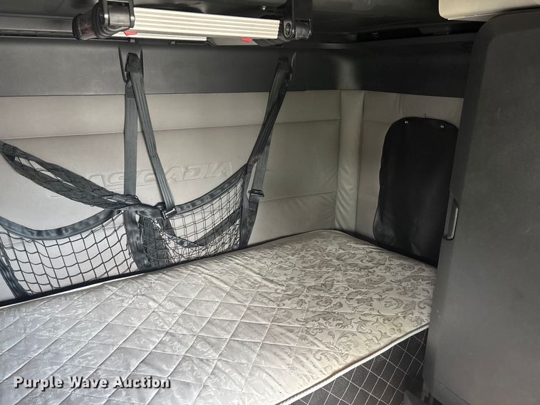 image for item YA1507 2019 Freightliner Cascadia semi truck