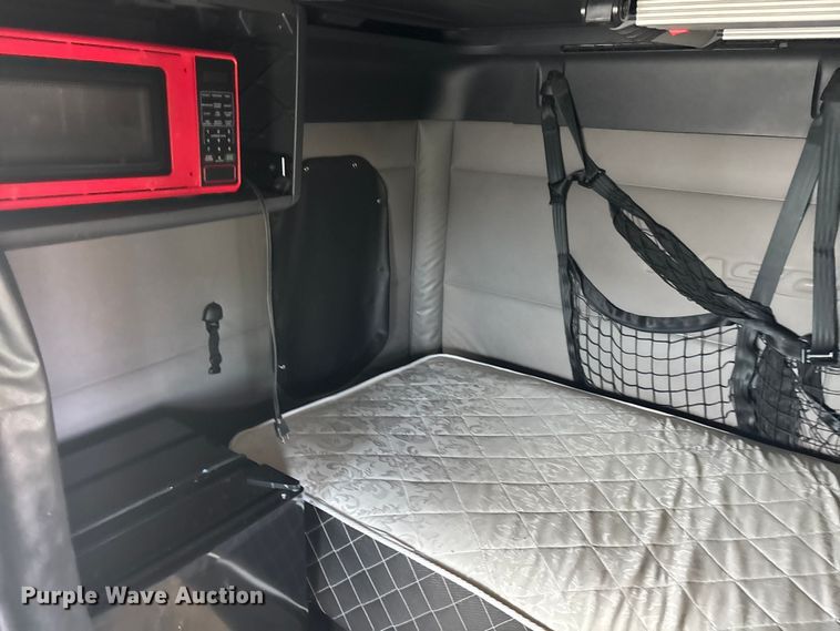 image for item YA1507 2019 Freightliner Cascadia semi truck