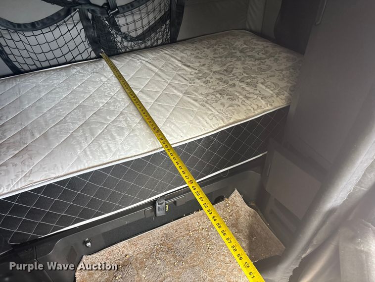 image for item YA1507 2019 Freightliner Cascadia semi truck