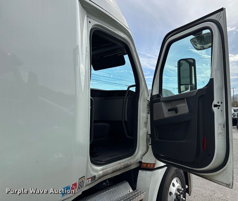image for item YA1507 2019 Freightliner Cascadia semi truck