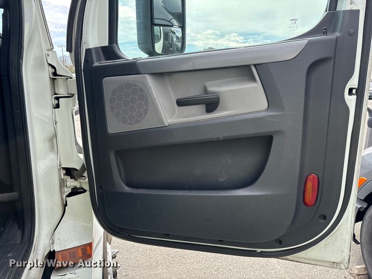 image for item YA1507 2019 Freightliner Cascadia semi truck