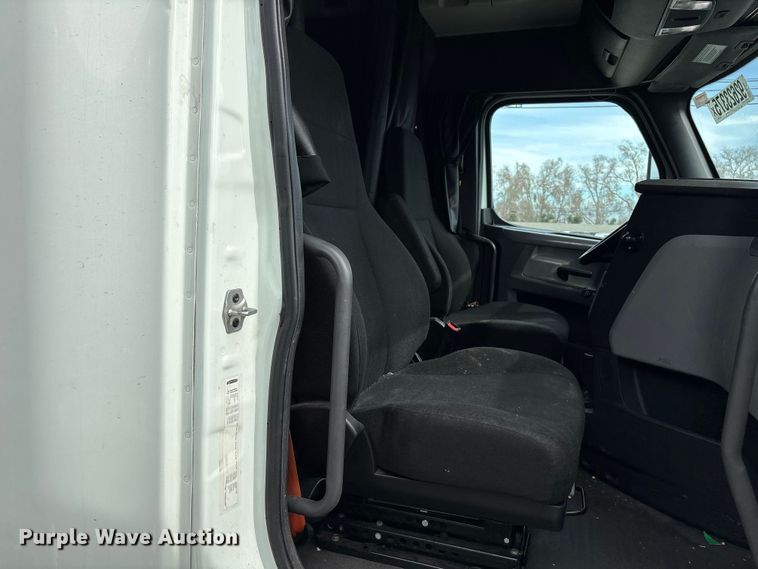 image for item YA1507 2019 Freightliner Cascadia semi truck