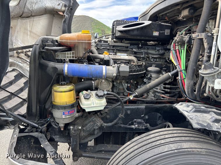 image for item YA1507 2019 Freightliner Cascadia semi truck