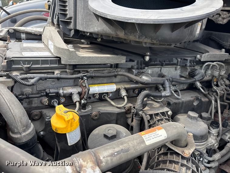 image for item YA1507 2019 Freightliner Cascadia semi truck