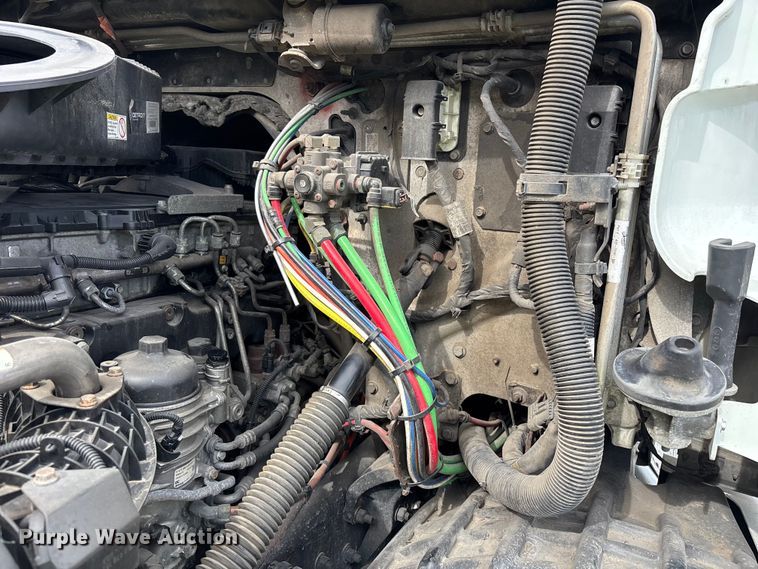 image for item YA1507 2019 Freightliner Cascadia semi truck