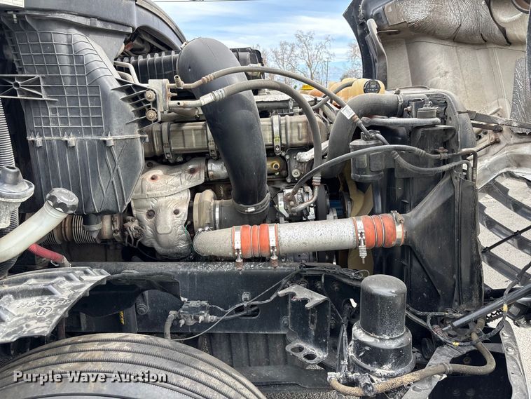 image for item YA1507 2019 Freightliner Cascadia semi truck