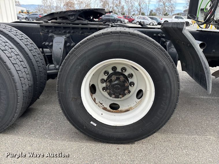 image for item YA1507 2019 Freightliner Cascadia semi truck