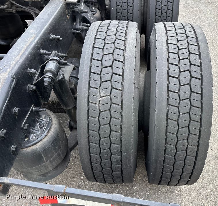 image for item YA1507 2019 Freightliner Cascadia semi truck