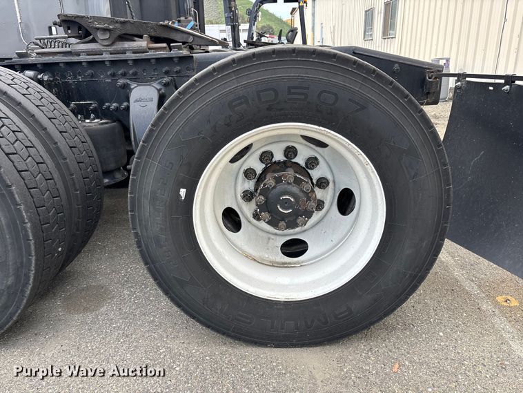 image for item YA1507 2019 Freightliner Cascadia semi truck