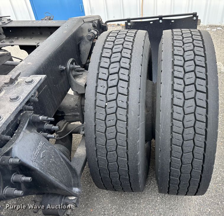 image for item YA1507 2019 Freightliner Cascadia semi truck