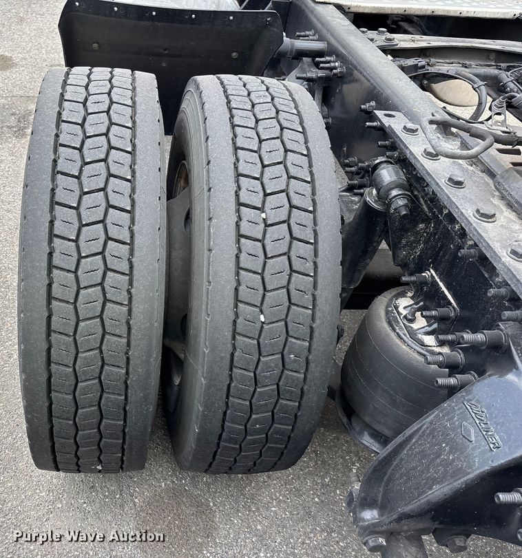 image for item YA1507 2019 Freightliner Cascadia semi truck