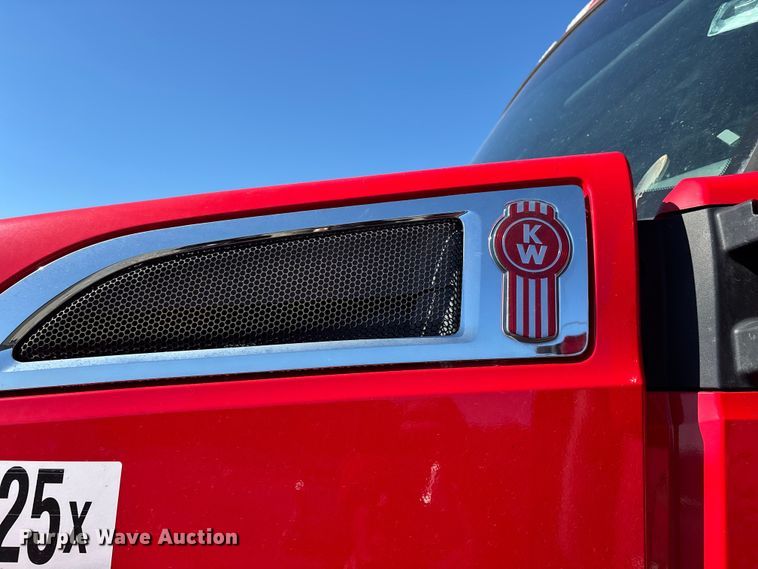 image for item YA1612 2019 Kenworth T680 semi truck