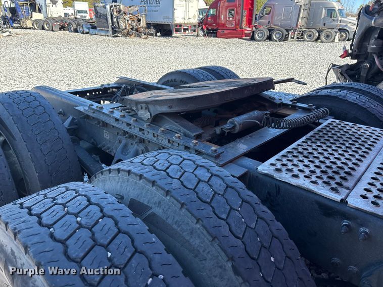 image for item YA1612 2019 Kenworth T680 semi truck