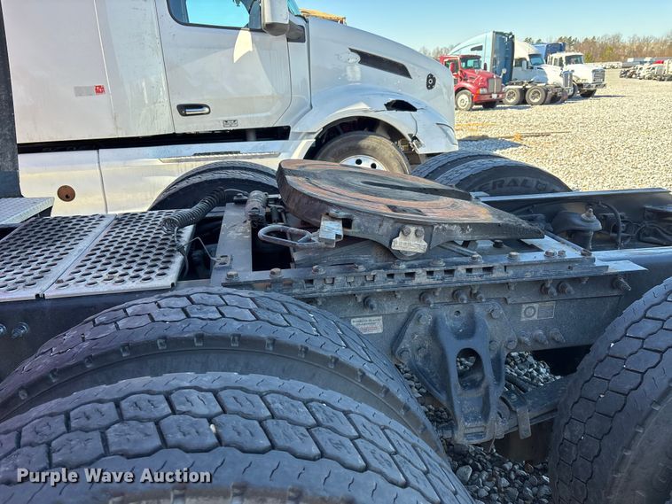 image for item YA1612 2019 Kenworth T680 semi truck
