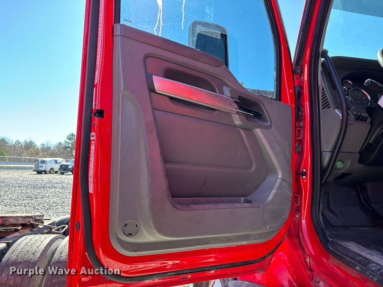 image for item YA1612 2019 Kenworth T680 semi truck