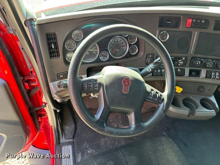 image for item YA1612 2019 Kenworth T680 semi truck