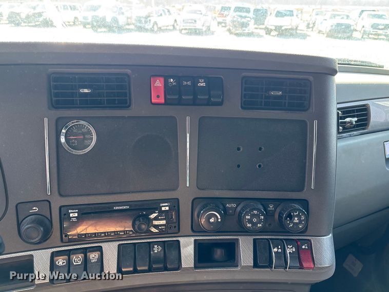 image for item YA1612 2019 Kenworth T680 semi truck