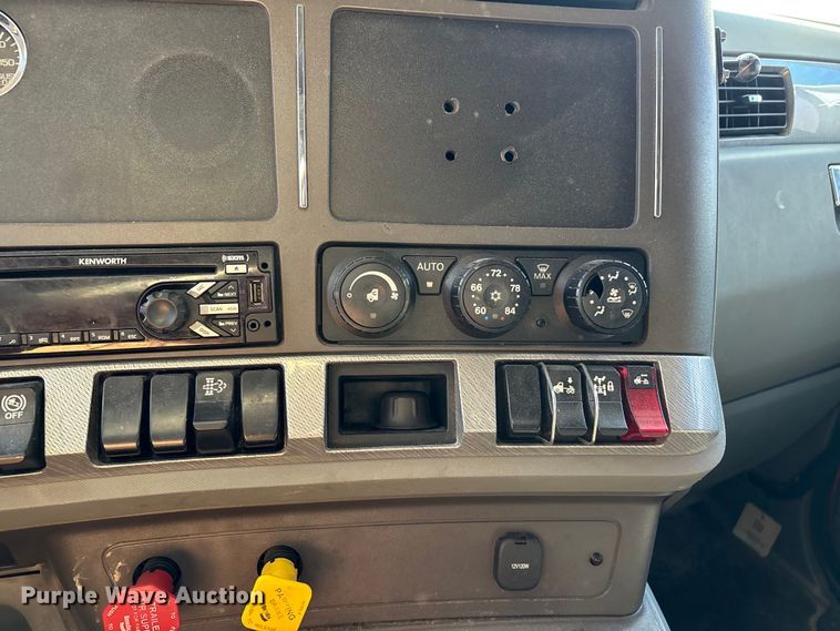 image for item YA1612 2019 Kenworth T680 semi truck