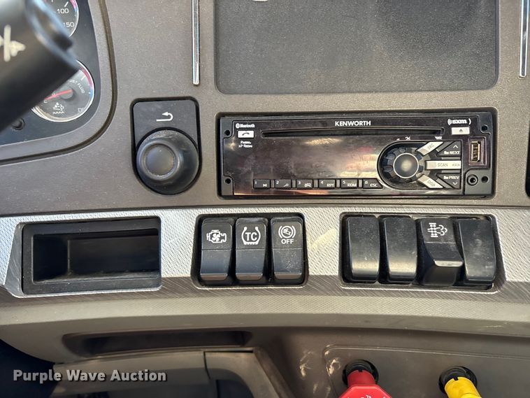 image for item YA1612 2019 Kenworth T680 semi truck