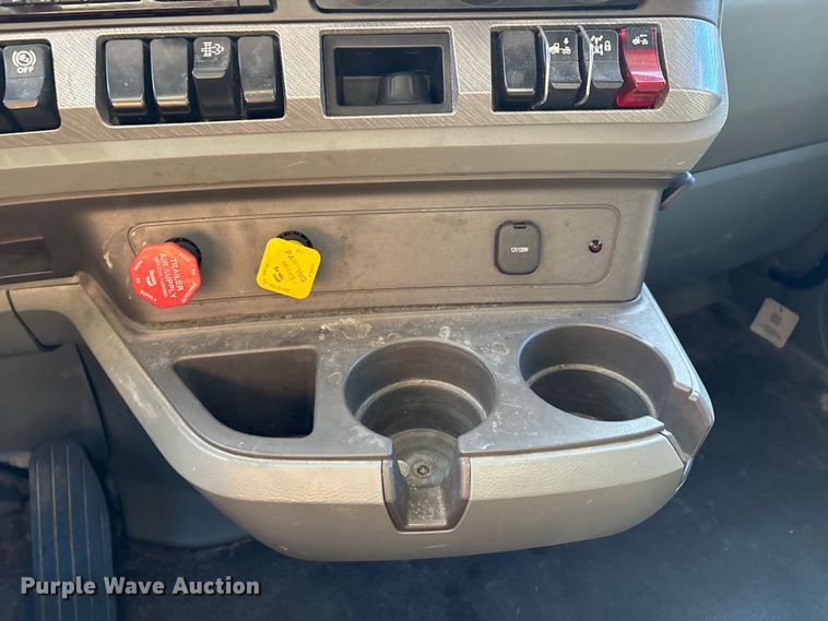 image for item YA1612 2019 Kenworth T680 semi truck