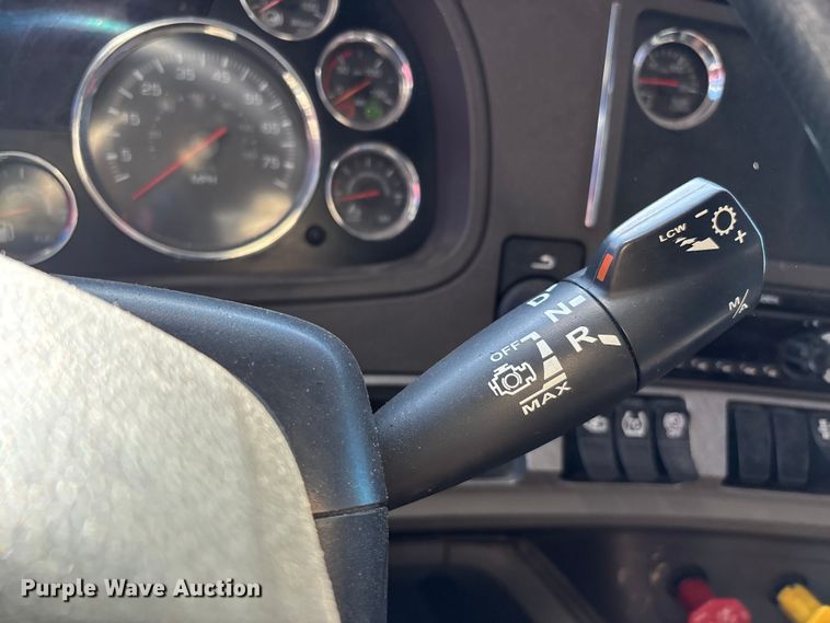 image for item YA1612 2019 Kenworth T680 semi truck