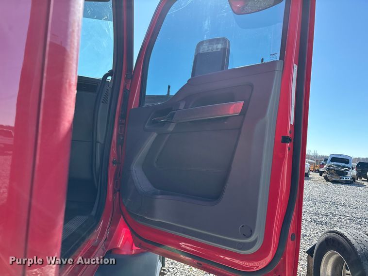 image for item YA1612 2019 Kenworth T680 semi truck