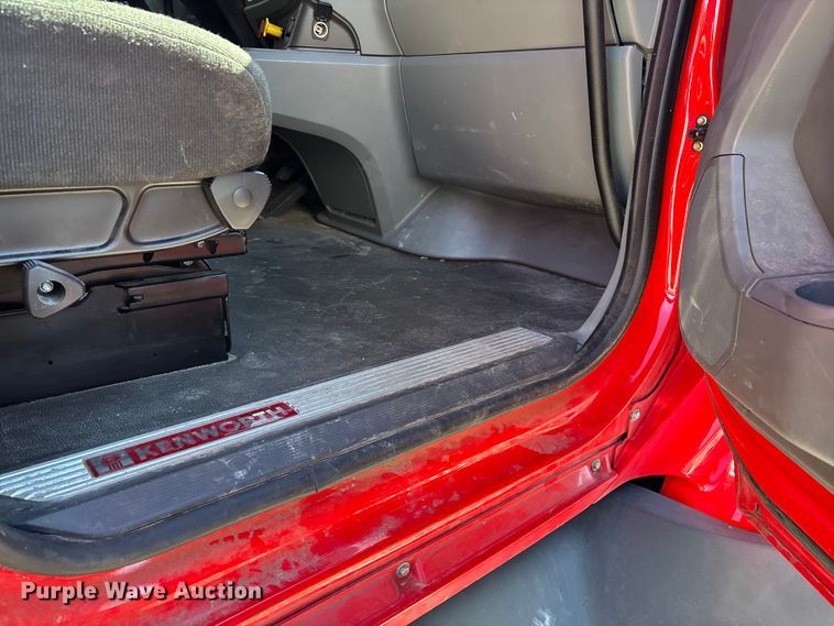 image for item YA1612 2019 Kenworth T680 semi truck