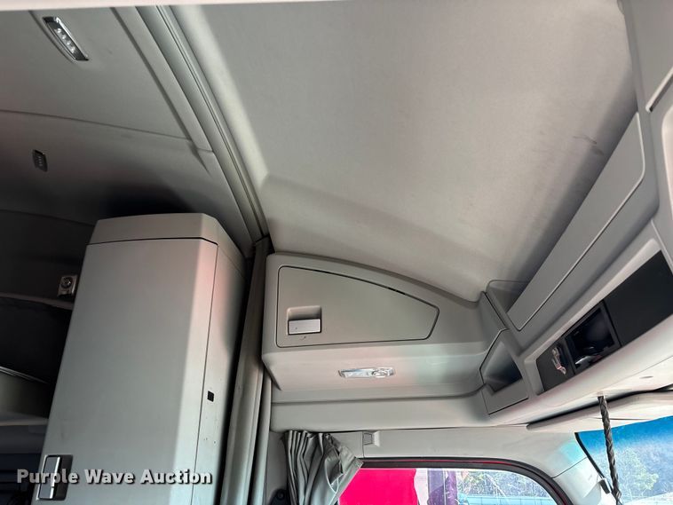 image for item YA1612 2019 Kenworth T680 semi truck