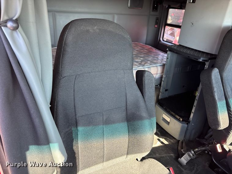 image for item YA1612 2019 Kenworth T680 semi truck