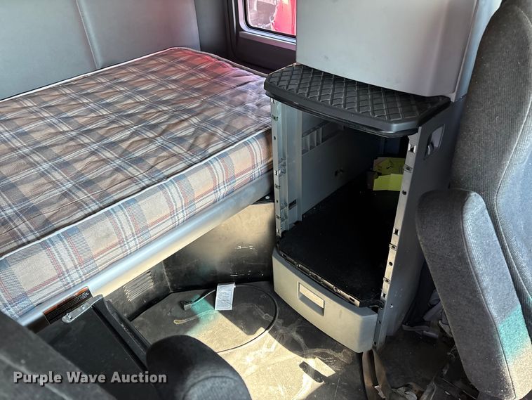 image for item YA1612 2019 Kenworth T680 semi truck