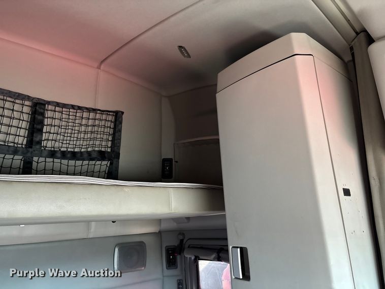 image for item YA1612 2019 Kenworth T680 semi truck