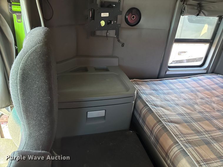 image for item YA1612 2019 Kenworth T680 semi truck