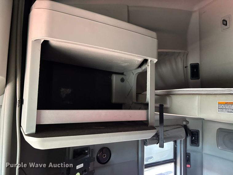 image for item YA1612 2019 Kenworth T680 semi truck