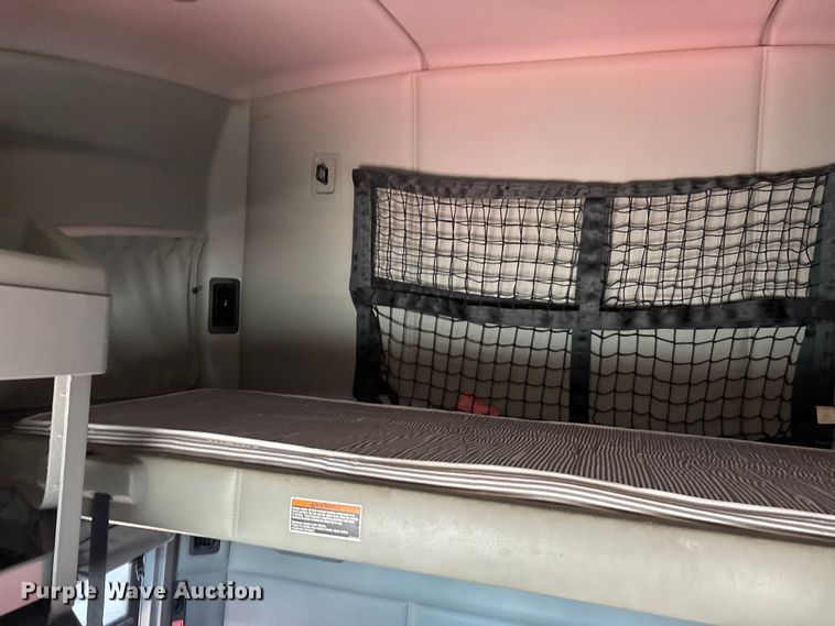 image for item YA1612 2019 Kenworth T680 semi truck