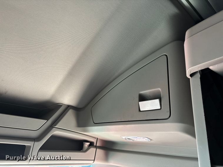 image for item YA1612 2019 Kenworth T680 semi truck