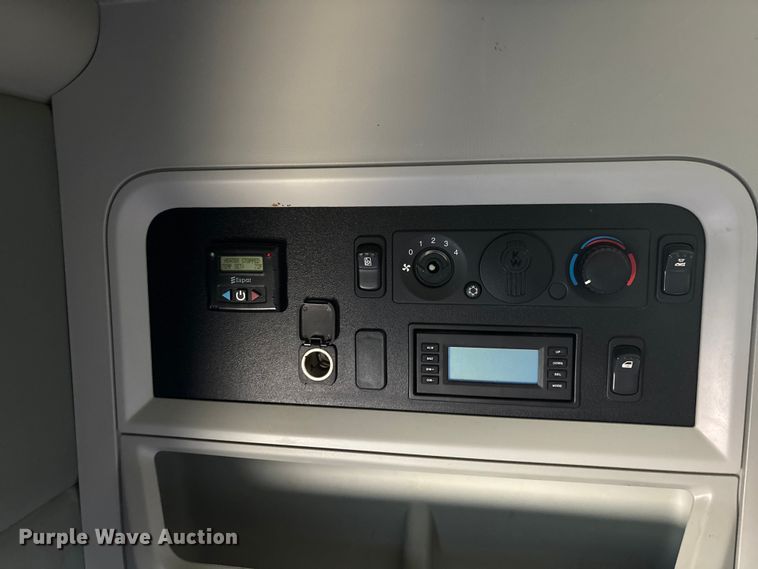 image for item YA1612 2019 Kenworth T680 semi truck