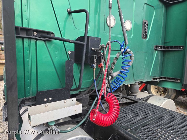 image for item YA1620 2020 International LT625 semi truck