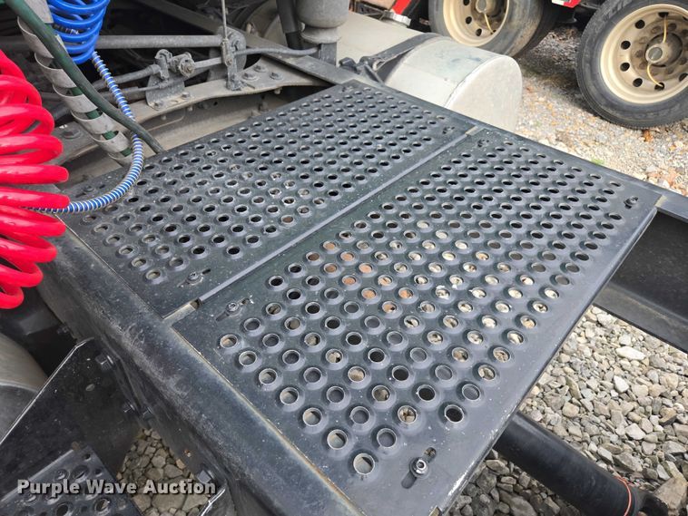 image for item YA1620 2020 International LT625 semi truck