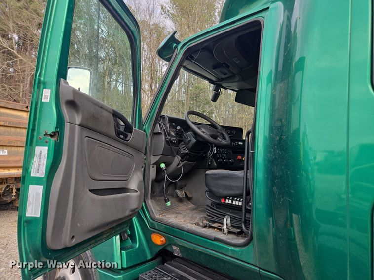 image for item YA1620 2020 International LT625 semi truck