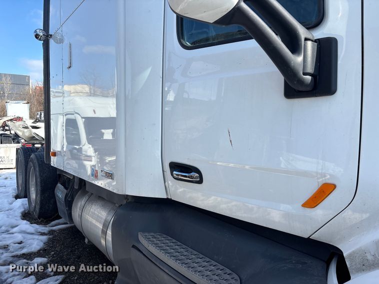 image for item YA1720 2018 Peterbilt 579 semi truck