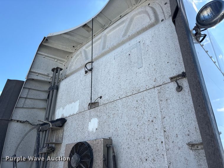 image for item YA1720 2018 Peterbilt 579 semi truck