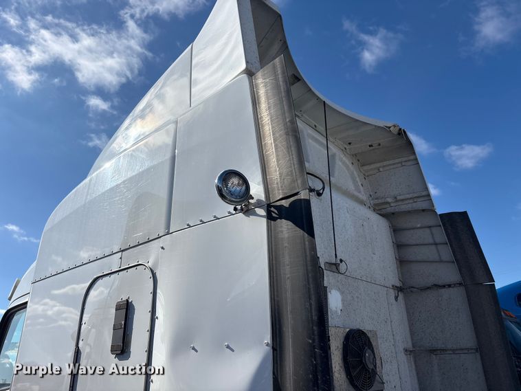 image for item YA1720 2018 Peterbilt 579 semi truck