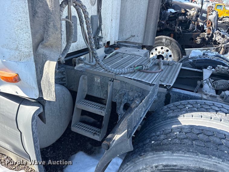 image for item YA1720 2018 Peterbilt 579 semi truck