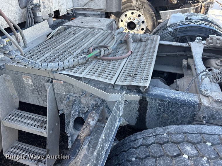 image for item YA1720 2018 Peterbilt 579 semi truck