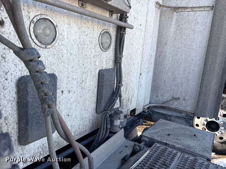 image for item YA1720 2018 Peterbilt 579 semi truck