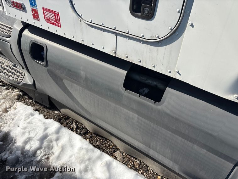 image for item YA1720 2018 Peterbilt 579 semi truck