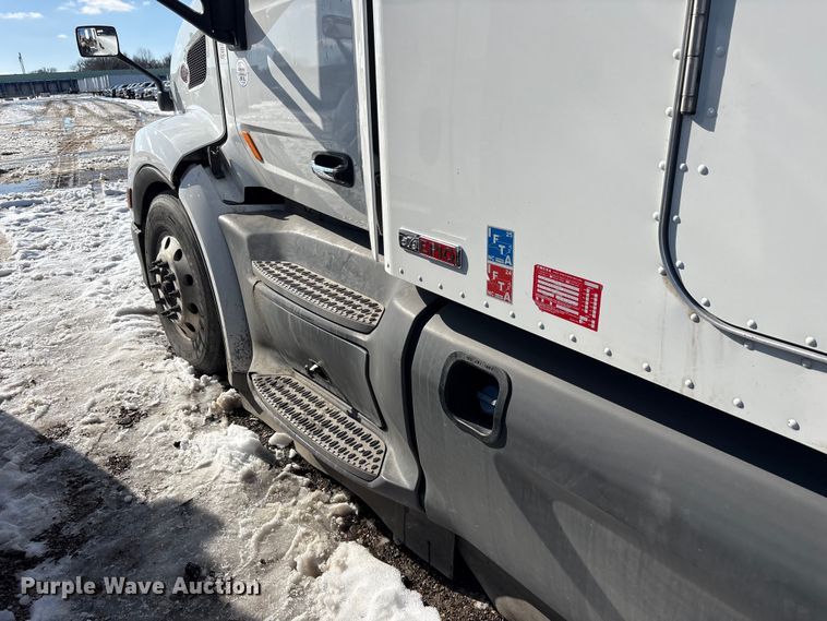 image for item YA1720 2018 Peterbilt 579 semi truck