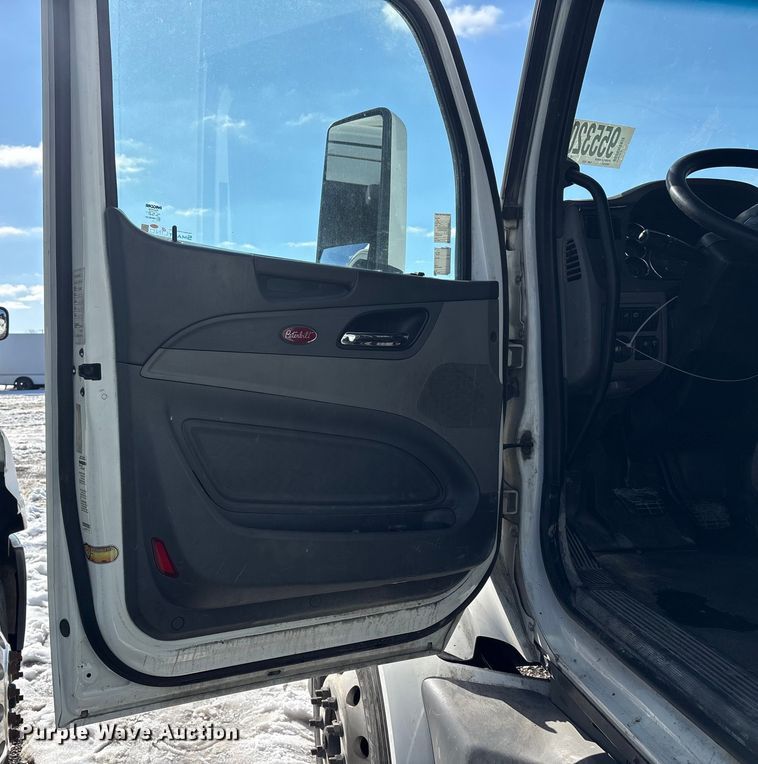 image for item YA1720 2018 Peterbilt 579 semi truck