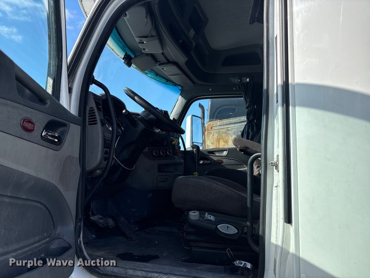 image for item YA1720 2018 Peterbilt 579 semi truck